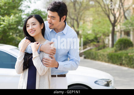 Felice giovani cinesi giovane e auto Foto Stock