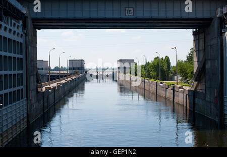 Uno dei blocchi sul fiume Volga Foto Stock