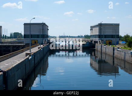 Uno dei blocchi sul fiume Volga Foto Stock