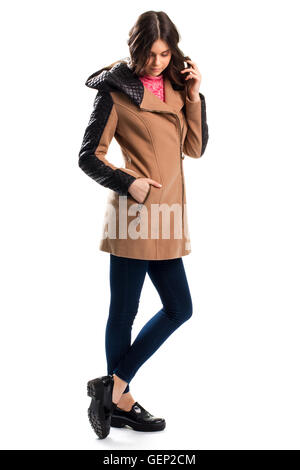 Donna in breve cappotto beige. Foto Stock