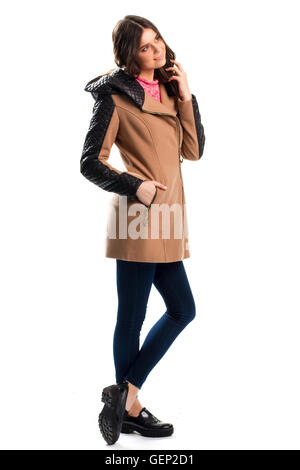 Ragazza in cappotto beige sorridente. Foto Stock