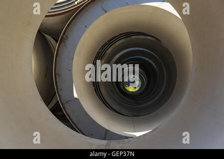 Una fotografia di alcuni tubi di cemento per micro-tunneling durante la produzione. Questi tubi sono tre metri di diametro. Foto Stock