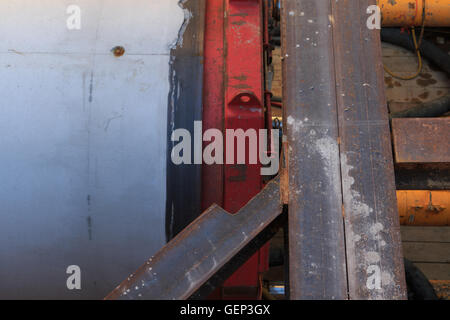 Una fotografia di alcuni concreti micro-tunneling (Microtunneling) Tubi in un pozzo di scavo. Foto Stock