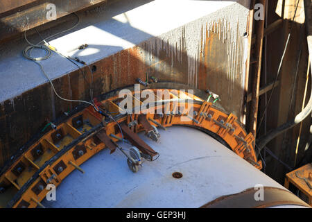 Una fotografia di alcuni concreti micro-tunneling (Microtunneling) Tubi in un pozzo di scavo. Foto Stock