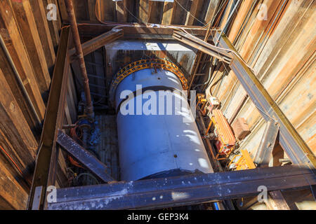 Una fotografia di alcuni concreti micro-tunneling (Microtunneling) Tubi in un pozzo di scavo. Foto Stock