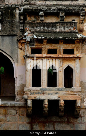 Splendidamente scolpito vista interna di Queen e bagno, Hampi, Karnataka, India Foto Stock