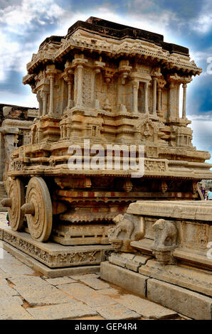 Splendidamente scolpito carro, fatta di una pietra, vicino tempio Vitthala, Hampi, Karnataka, India Foto Stock