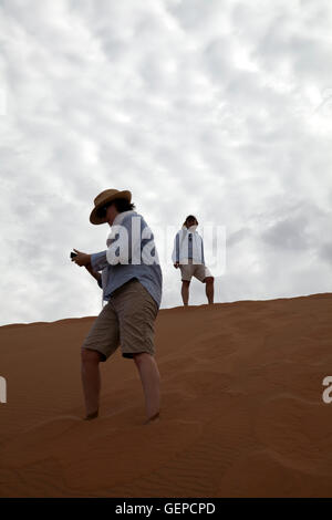 La gente sulla duna a Sossusvlei - Namibia Foto Stock