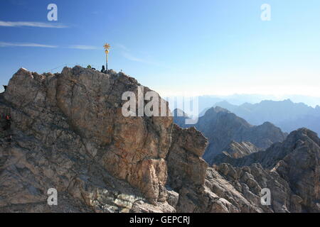 Geografia / viaggi, in Germania, in Baviera, Zugspitze, croce sulla cima di una montagna, Wetterstein mountain range, Foto Stock