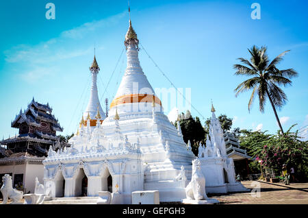 Mae Hong Son - Dicembre 10, 2014 :Il Twin pagoda di Wat Phra That Doi Kong Mu, è la più antica pietra miliare in Mae Hong Son provinc Foto Stock