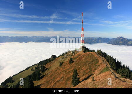 Geografia / viaggi, in Germania, in Baviera, Allgaeu, Superiore Allgaeu, Gruenten, al di sopra della nebbia, la torre della televisione, Algovia orientale delle Alpi, Foto Stock