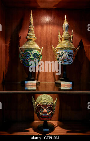 Maschera di Khon museum display. I vari attori Thai maschere Khon sono utilizzati nei tradizionali della Thailandia ed esibizioni di danza. Foto Stock