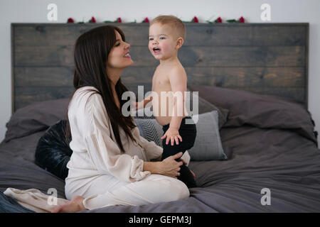 Una donna che gioca con il suo giovane figlio. Foto Stock