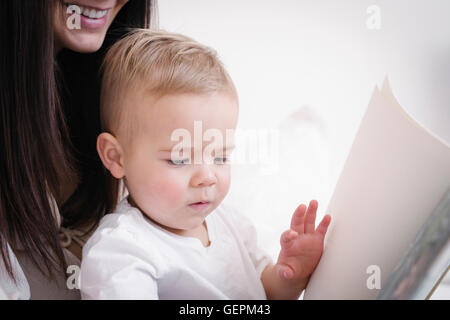 Un fortemente incinta Donna che gioca con il suo giovane figlio. Foto Stock