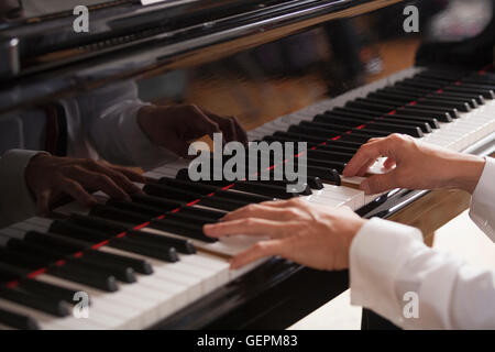 Close up di un pianista con le mani in mano, giocando su un pianoforte a coda. Foto Stock