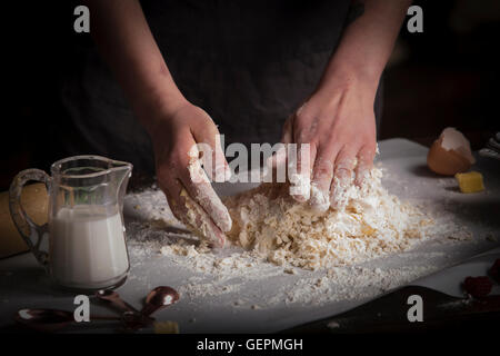 Il giorno di San Valentino la cottura, donna preparazione impasto per biscotti. Foto Stock