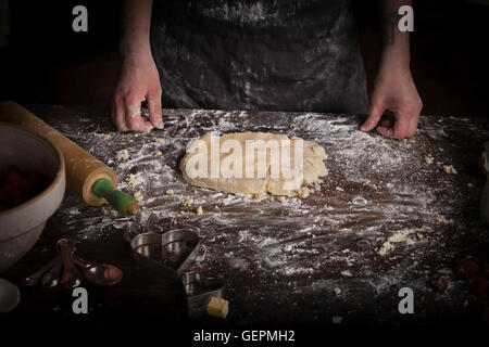 Il giorno di San Valentino la cottura, donna preparazione impasto per biscotti. Foto Stock