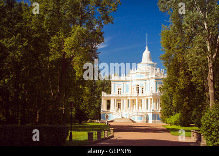 La collina di scorrimento pavilion in inglese il vicolo del palazzo e parco ensemble di Oranienbaum, la città di Lomonossov, Russia Foto Stock