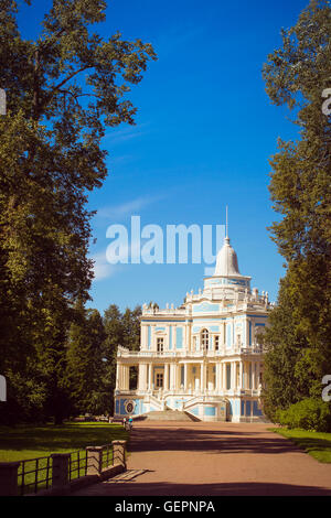 La collina di scorrimento pavilion in inglese il vicolo del palazzo e parco ensemble di Oranienbaum, la città di Lomonossov, Russia Foto Stock