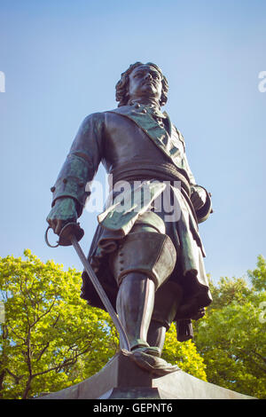 Il monumento in bronzo di Pietro I nel Parco Petrovsky su Makarovskaya Street nella città di Kronstadt, Russia Foto Stock