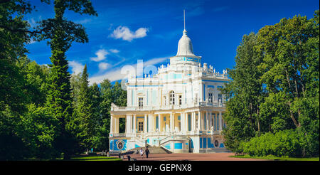 La collina di scorrimento pavilion in inglese il vicolo del palazzo e parco ensemble di Oranienbaum, la città di Lomonossov, Russia Foto Stock