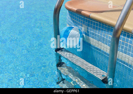 Sfera flottante in piscina. Foto Stock