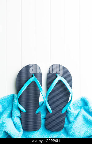 Blue flip flop con l'asciugamano. Foto Stock