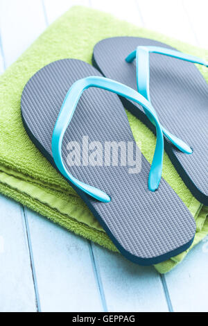 Blue flip flop con l'asciugamano. Foto Stock