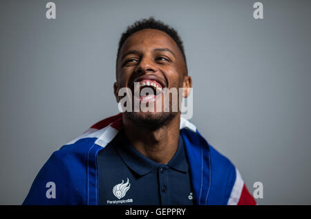 In Gran Bretagna il pattino di guida Chris Clarke per Libby Clegg (T11 100m e 200m) pone durante una ParalympicsGB atletica annuncio del team presso Deloitte, Londra. Foto Stock