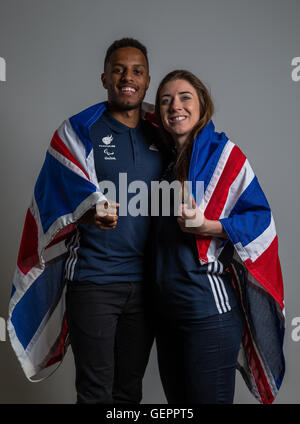 In Gran Bretagna il pattino di guida Chris Clarke e Libby Clegg (T11 100m e 200m) pone durante una ParalympicsGB atletica annuncio del team presso Deloitte, Londra. Foto Stock