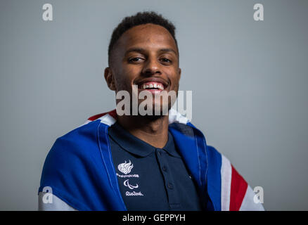 In Gran Bretagna il pattino di guida Chris Clarke per Libby Clegg (T11 100m e 200m) pone durante una ParalympicsGB atletica annuncio del team presso Deloitte, Londra. Foto Stock