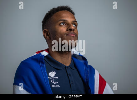 In Gran Bretagna il pattino di guida Chris Clarke per Libby Clegg (T11 100m e 200m) pone durante una ParalympicsGB atletica annuncio del team presso Deloitte, Londra. Foto Stock