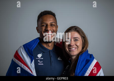 In Gran Bretagna il pattino di guida Chris Clarke e Libby Clegg (T11 100m e 200m) pone durante una ParalympicsGB atletica annuncio del team presso Deloitte, Londra. Foto Stock