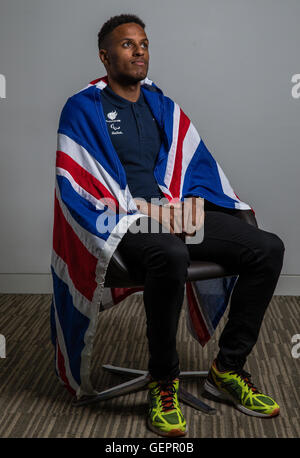 In Gran Bretagna il pattino di guida Chris Clarke per Libby Clegg (T11 100m e 200m) pone durante una ParalympicsGB atletica annuncio del team presso Deloitte, Londra. Foto Stock