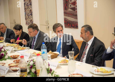 Vice Segretario Blinken partecipa a un Iftar cena con la società civile palestinese e Business Leader in Gerusalemme Foto Stock