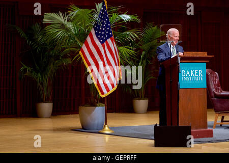 Ex Segretario Baker introduce Segretario Kerry prima che egli offre un intervento sull'intersezione della religione e della politica estera alla Rice University di Baker Institute di Houston Foto Stock