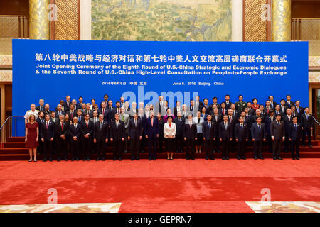 Segretari Kerry e Lew entra a far parte di un gruppo di Stati Uniti e delegati cinesi in quanto essi rappresentano per una " famiglia " Foto dopo la sessione di apertura della Cina e Stati Uniti e strategico il dialogo economico a Pechino Foto Stock