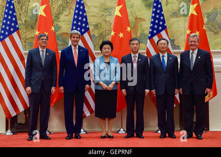 Segretari Kerry e Lew, e l'Ambasciatore Baucus posano per una foto con il cinese Vice Premiers Liu e Wang, cinesi e consigliere di Stato Yang prima di cena durante gli Stati Uniti-Cina strategico e il dialogo economico a Pechino Foto Stock