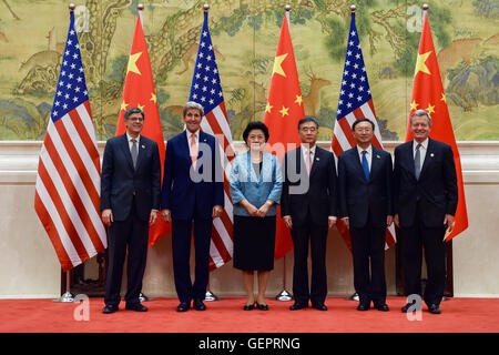 Segretari Kerry e Lew, e l'Ambasciatore Baucus posano per una foto con il cinese Vice Premiers Liu e Wang, cinesi e consigliere di Stato Yang prima di cena durante gli Stati Uniti-Cina strategico e il dialogo economico a Pechino Foto Stock