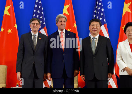 Segretari Lew e Kerry posano con il presidente cinese Xi Prima il leader cinese ha affrontato la sessione di apertura dell'USA-Cina dialogo strategico di Pechino Foto Stock