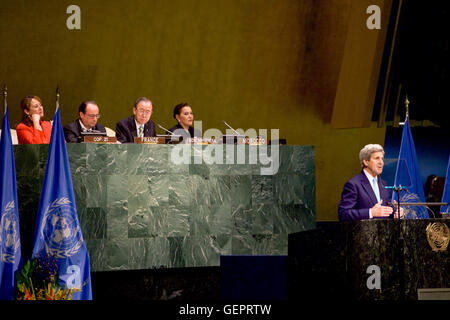 Segretario indirizzi di Kerry delegati prima della firma del COP21 accordo sui cambiamenti climatici sulla terra la giornata a New York Foto Stock