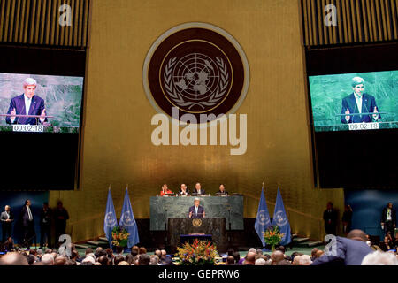 Segretario indirizzi di Kerry delegati prima della firma del COP21 accordo sui cambiamenti climatici sulla terra la giornata a New York Foto Stock