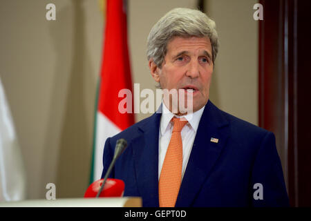 Segretario indirizzi di Kerry reporter con Saudi Arabian Ministro degli Esteri al-Jubeir dopo un consiglio di cooperazione del Golfo della riunione ministeriale di Manama Foto Stock