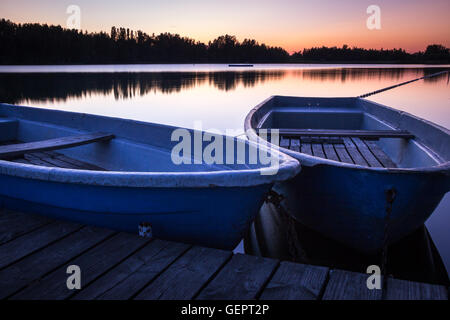 Il serbatoio al crepuscolo con due barche in primo piano - Sassonia, Germania. Foto Stock