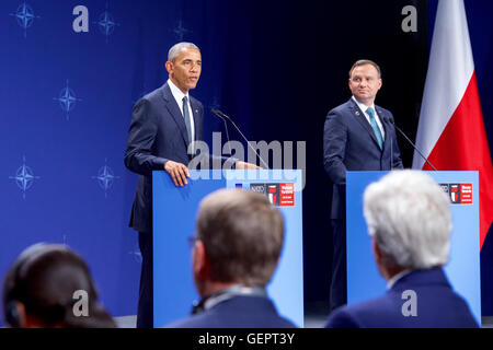 Segretario Kerry e il Segretario della Difesa Carter guardare dal pubblico come il Presidente Obama fa commento a una dichiarazione comune a Varsavia Foto Stock