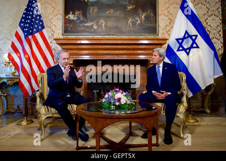 Segretario Kerry e PM israeliano Netanyahu reporter di indirizzo Foto Stock