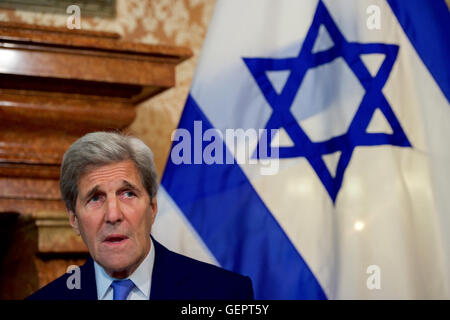 Segretario Kerry e PM israeliano Netanyahu reporter di indirizzo Foto Stock