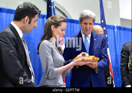 Segretario Kerry e UNHCR Inviato Speciale Jolie Pitt rompere il digiuno a un Iftar interconfessionale Reception per contrassegnare la Giornata Mondiale del Rifugiato Foto Stock