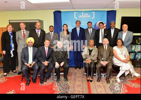 Segretario Kerry e UNHCR Inviato Speciale Jolie Pitt posano per una foto con i leader interconfessionale a un Iftar Reception per contrassegnare la Giornata Mondiale del Rifugiato Foto Stock