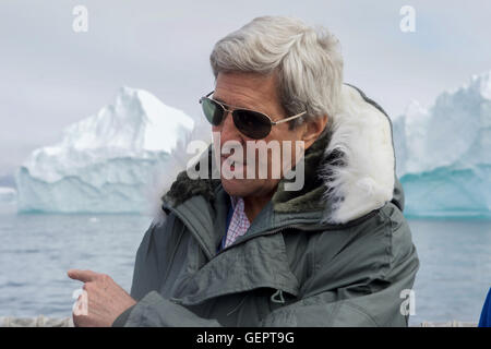Segretario Kerry pone domande come egli riceve un briefing dal cambiamento climatico scienziati come essi crociera in acque di Ilulissat. Foto Stock